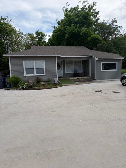 1105 W University Dr, McKinney, TX for lease - Primary Photo - Image 1 of 3