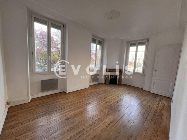 Office in Bordeaux for lease - Interior Photo - Image 1 of 4