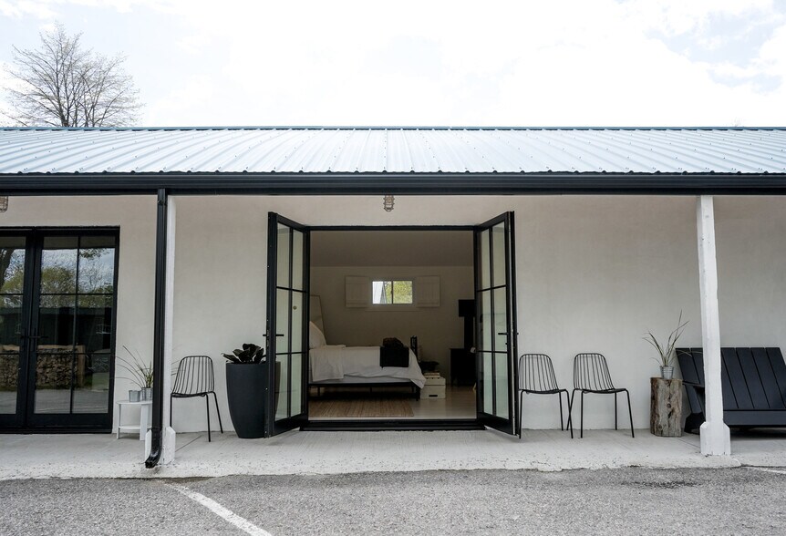 349 Wellington Main St, Prince Edward, ON à vendre - Photo du bâtiment - Image 2 de 16