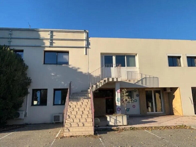 Office in Monteux for lease - Building Photo - Image 1 of 12