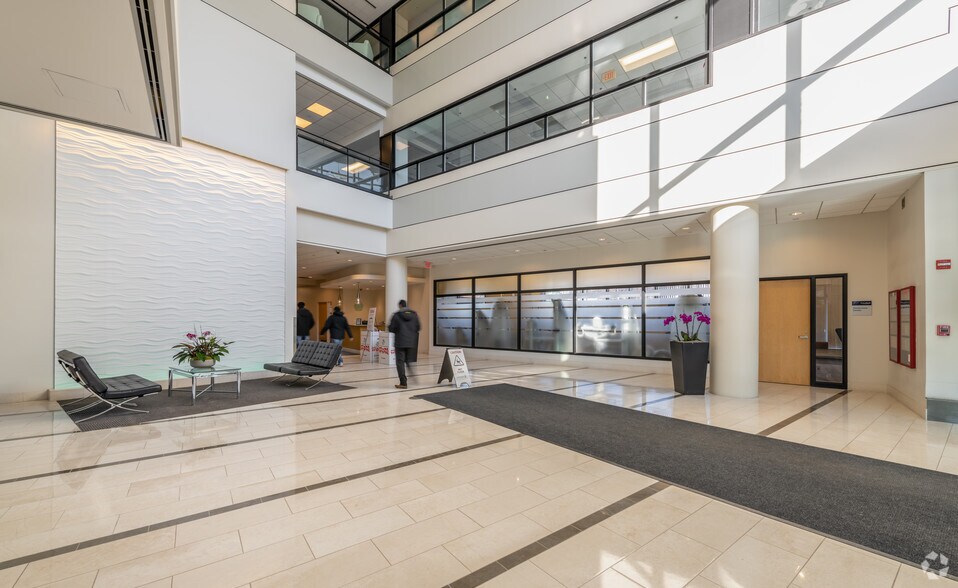 100 Hancock St, Quincy, MA for lease - Lobby - Image 3 of 6