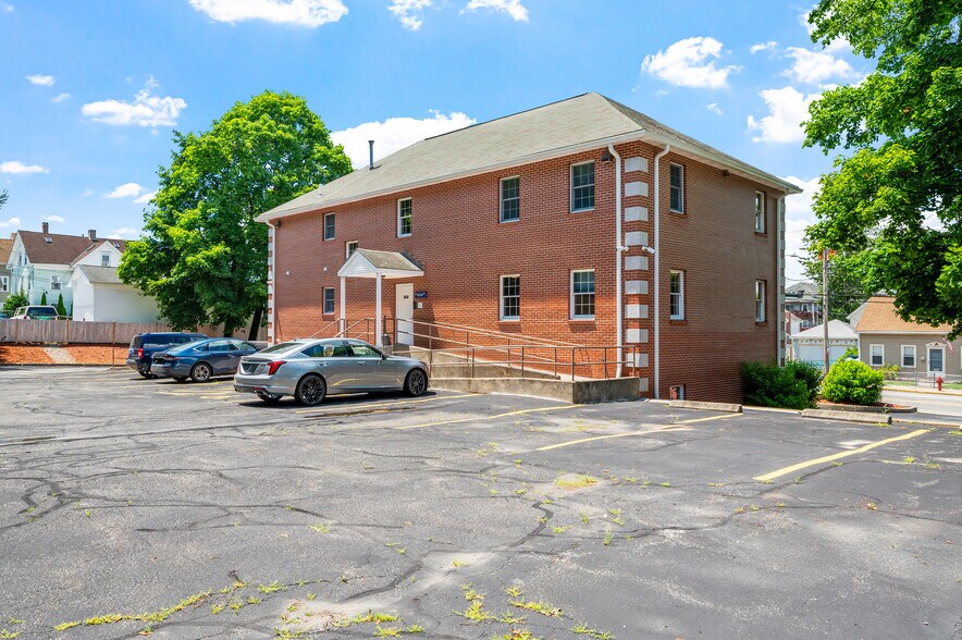 352 Park Ave, Woonsocket, RI à vendre - Photo du bâtiment - Image 2 de 70