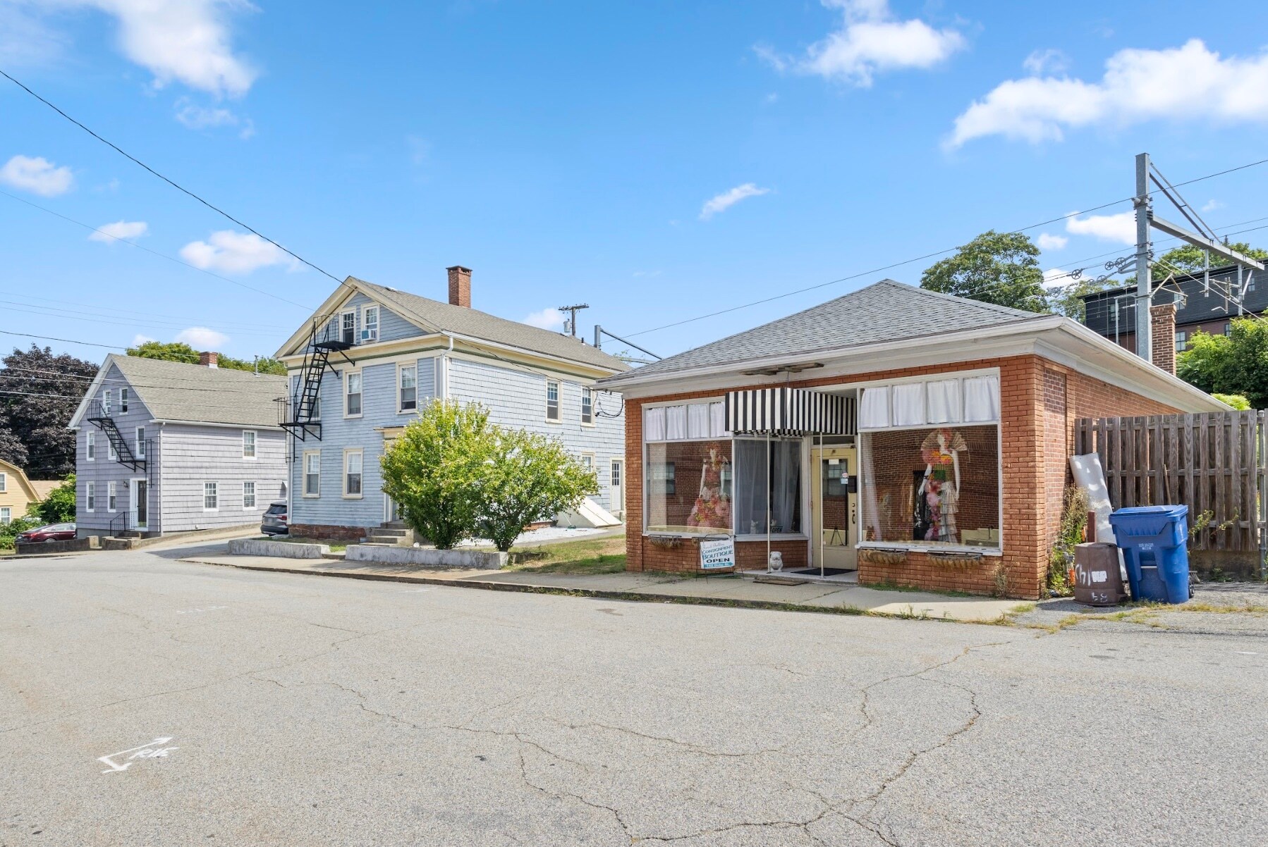 2 Multi-Family Buildings & 1 Commercial portefeuille de 3 propriétés à vendre sur LoopNet.ca Photo du bâtiment- Image 1 de 41