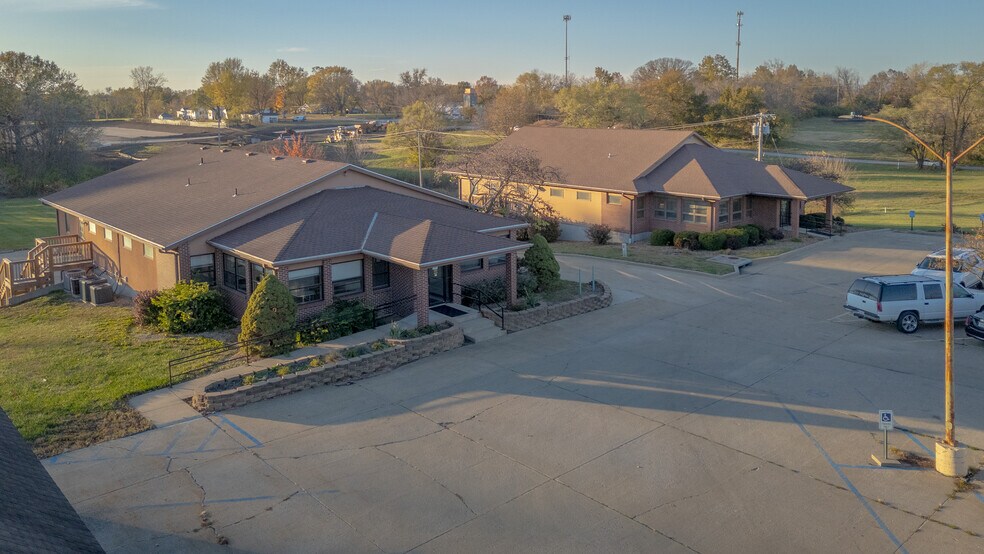 1006 N Jesse James Rd, Excelsior Springs, MO à vendre - Photo principale - Image 1 de 1