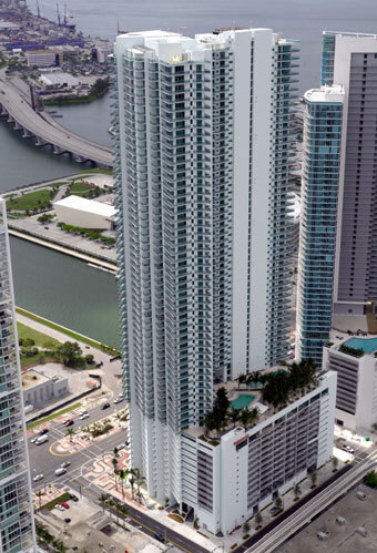 900 Biscayne, Miami, FL à louer - Photo du bâtiment - Image 3 de 15