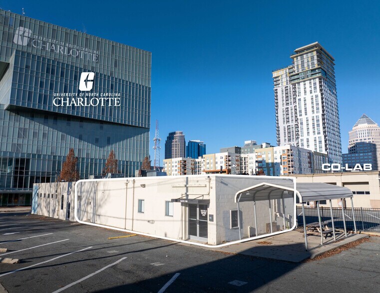325 E 9th St, Charlotte, NC à louer - Photo du bâtiment - Image 1 de 5