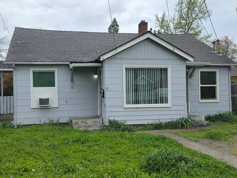 618 SE M St, Grants Pass, OR for sale - Building Photo - Image 1 of 15