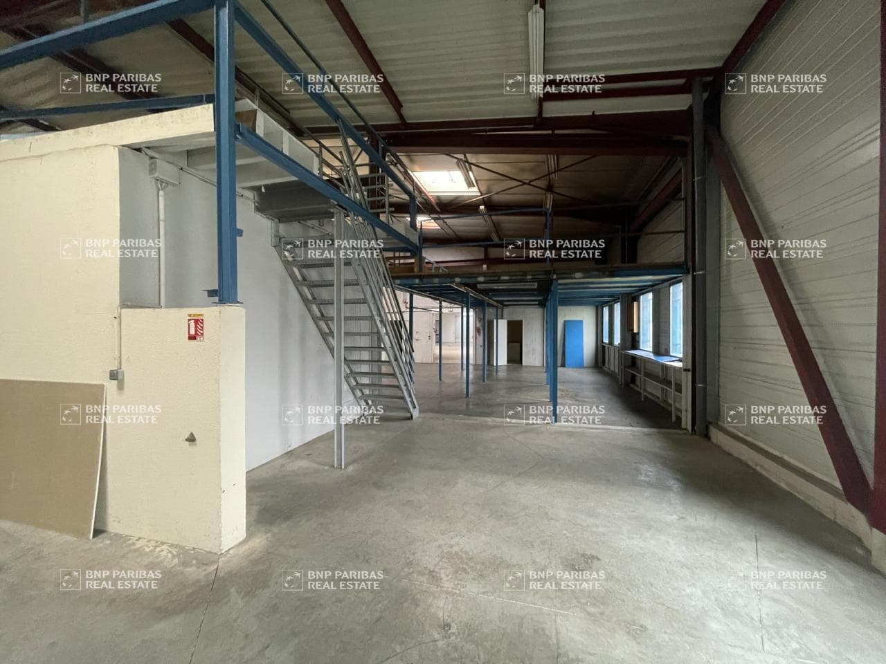 Office in Saint-Jacques-de-la-Lande for lease Interior Photo- Image 1 of 8
