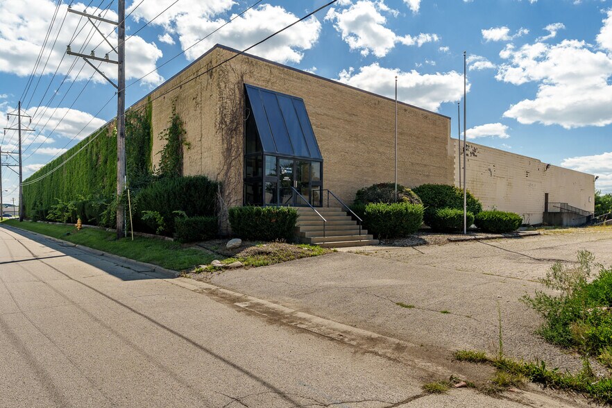 6320 Material Ave, Loves Park, IL à vendre - Photo du bâtiment - Image 2 de 50