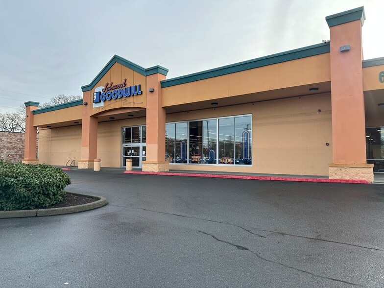 Lakewood Square Neighborhood Center portfolio of 5 properties for sale on LoopNet.ca - Building Photo - Image 2 of 7