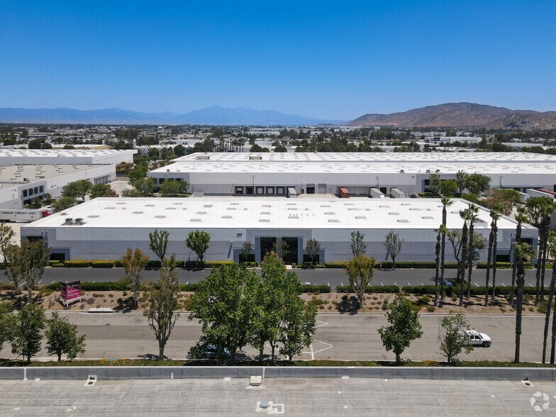 10777 Commerce Way, Fontana, CA à louer - Photo du bâtiment - Image 2 de 5