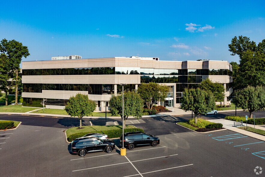 200 Lake Dr E, Cherry Hill, NJ à louer - Photo du bâtiment - Image 3 de 9