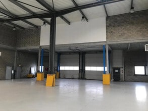 Flex in Magny-les-Hameaux for lease Interior Photo- Image 2 of 6