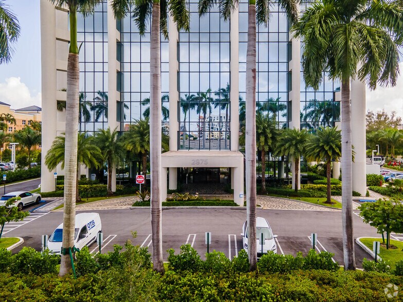 2875 NE 191st St, Aventura, FL à louer - Photo du bâtiment - Image 2 de 24