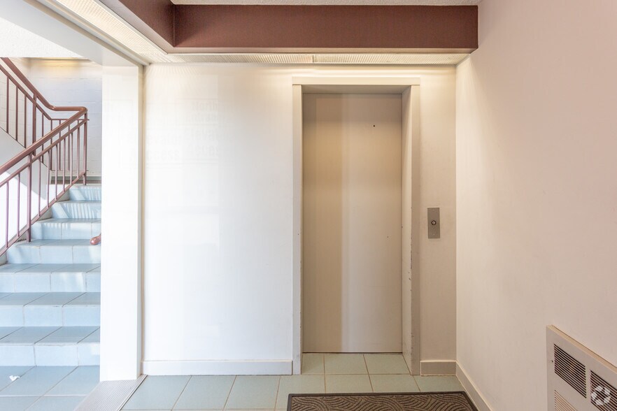 343 36th St NE, Calgary, AB à louer - Hall d’entrée - Image 2 de 30