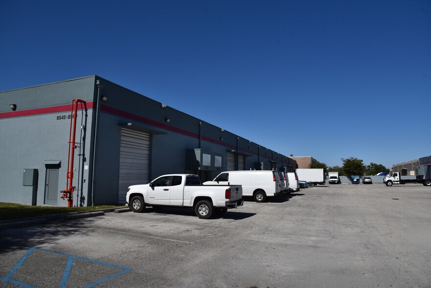 8505-8659 NW 68th St, Miami, FL à louer - Photo du bâtiment - Image 3 de 6