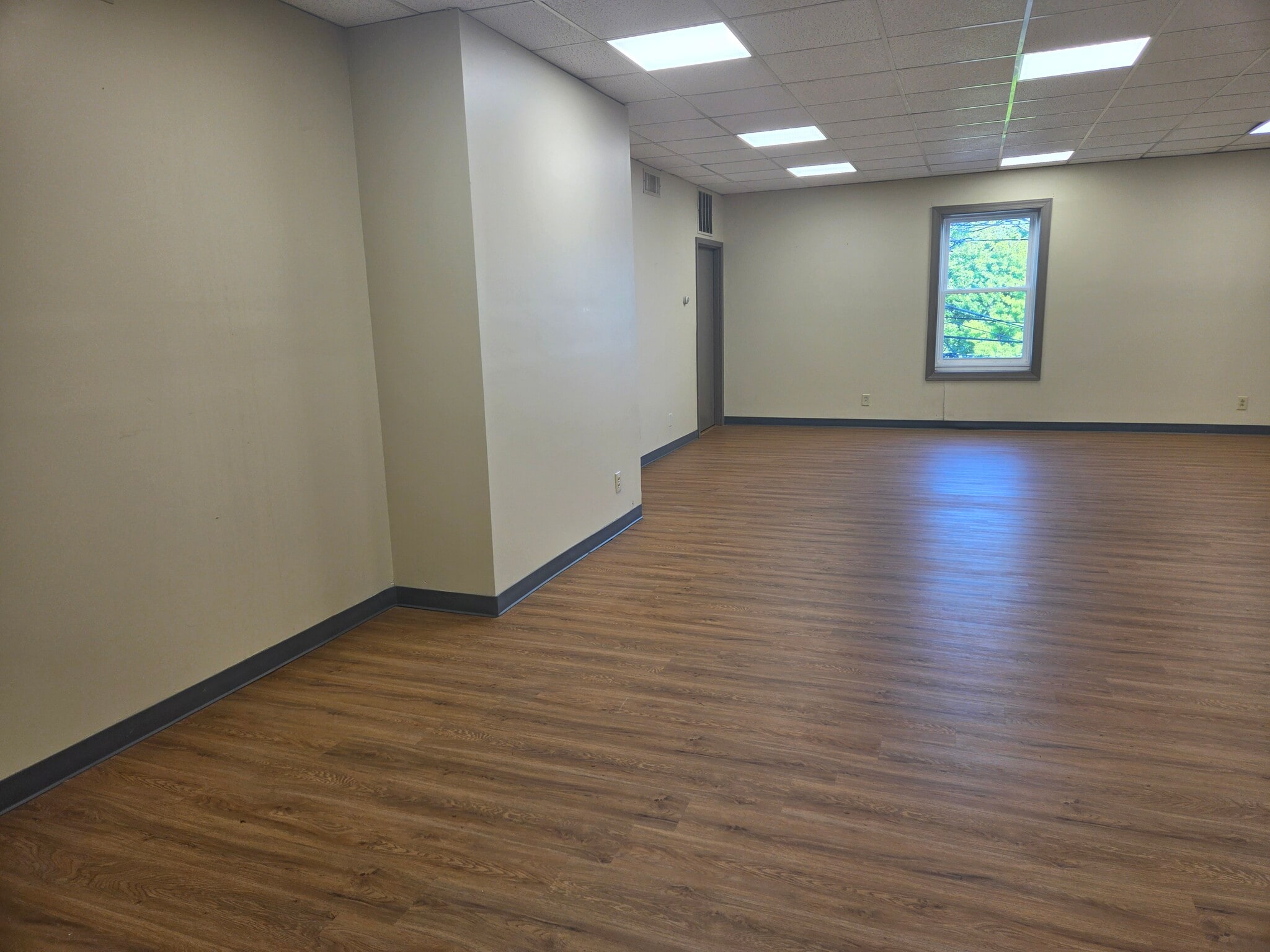 426 Lexington Rd, Versailles, KY for lease Interior Photo- Image 1 of 3