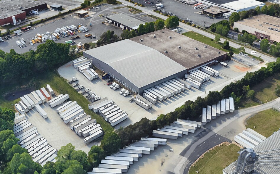 8425 Triad Dr, Greensboro, NC à vendre - Photo du bâtiment - Image 2 de 3