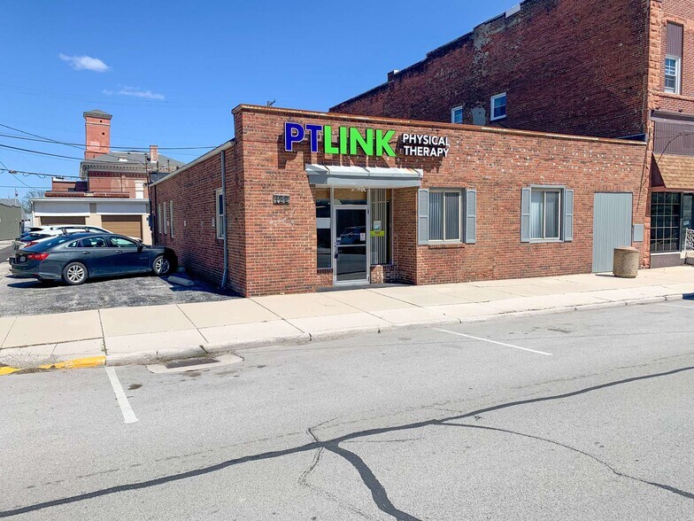 122 W Center St, Fostoria, OH à vendre - Photo principale - Image 1 de 4