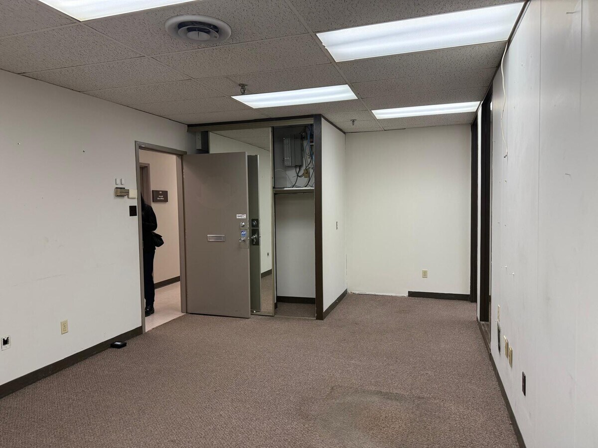 2465 Cawthra Rd, Mississauga, ON L5A 3P2 - Unit 103 -  - Interior Photo - Image 1 of 4