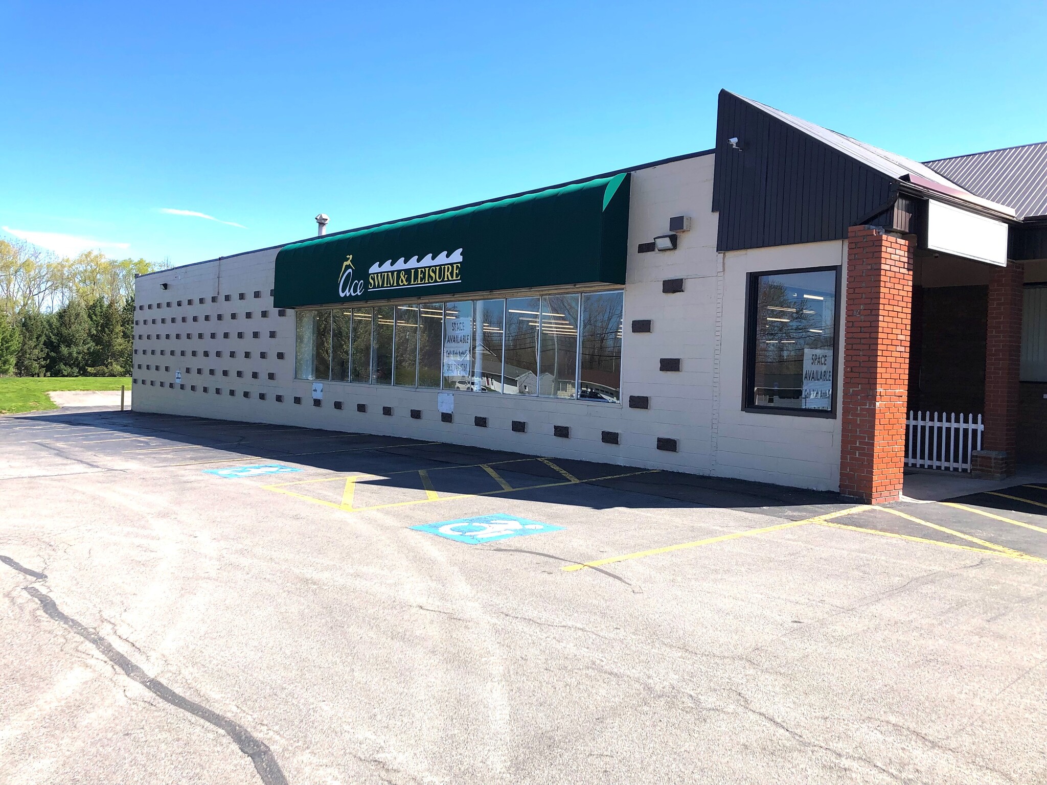 610 N Greece Rd, Rochester, NY for lease Building Photo- Image 1 of 1