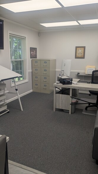 39 Mill Plain Rd, Danbury, CT for lease - Building Photo - Image 2 of 9