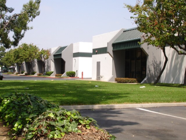 3001-3095 S Harbor Blvd, Santa Ana, CA à louer - Photo du bâtiment - Image 2 de 3