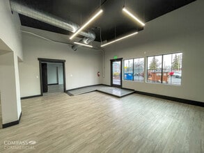 530 SW 6th St, Redmond, OR à louer Photo intérieure- Image 1 de 9