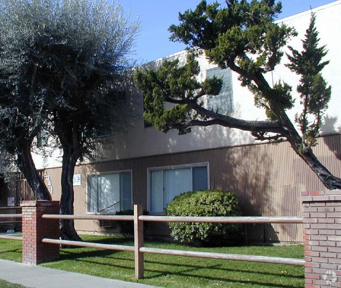 8919 Columbus Ave, North Hills, CA for sale - Building Photo - Image 2 of 5
