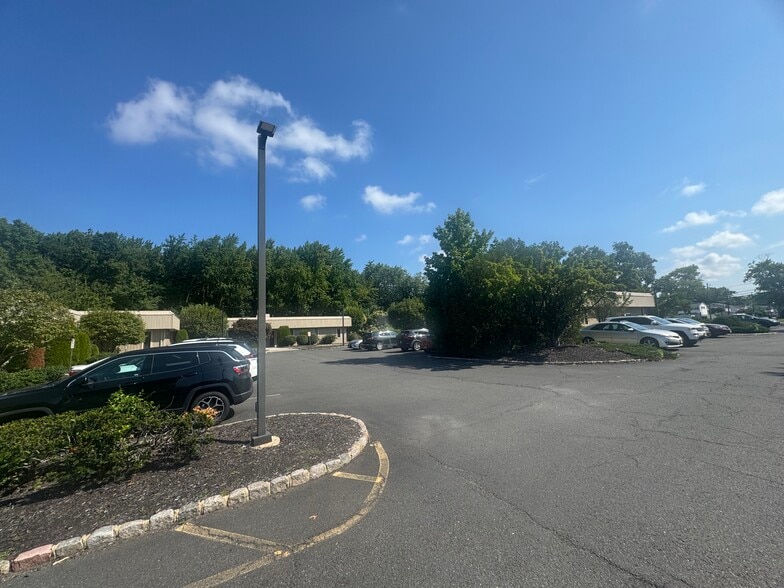 675 Line Rd, Aberdeen, NJ à louer - Photo du bâtiment - Image 3 de 4