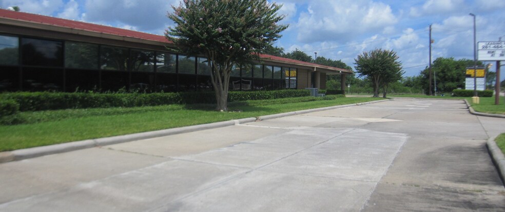 13630 Beamer Rd, Houston, TX à louer - Photo du bâtiment - Image 3 de 7