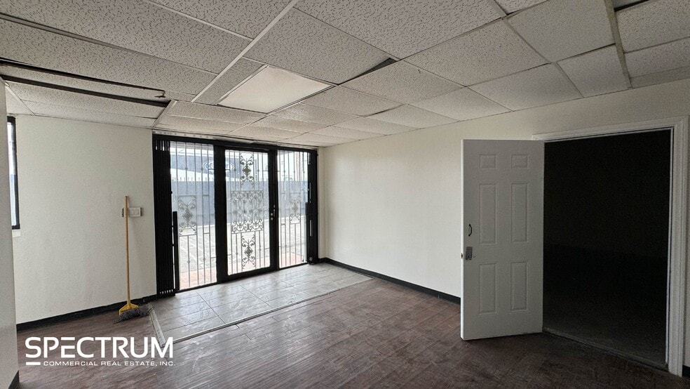 14743-14745 Arminta St, Van Nuys, CA for lease - Building Photo - Image 2 of 9