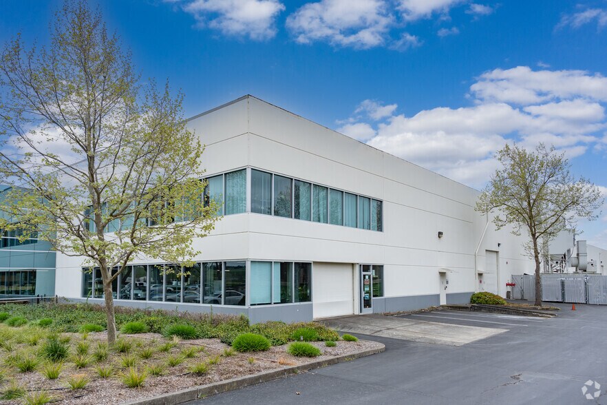 2277 Pine View Way, Petaluma, CA à louer - Photo du bâtiment - Image 3 de 8