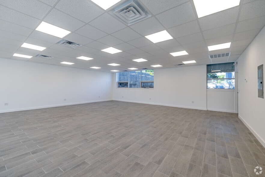 2075 Millburn Ave, Maplewood, NJ for sale - Interior Photo - Image 2 of 15