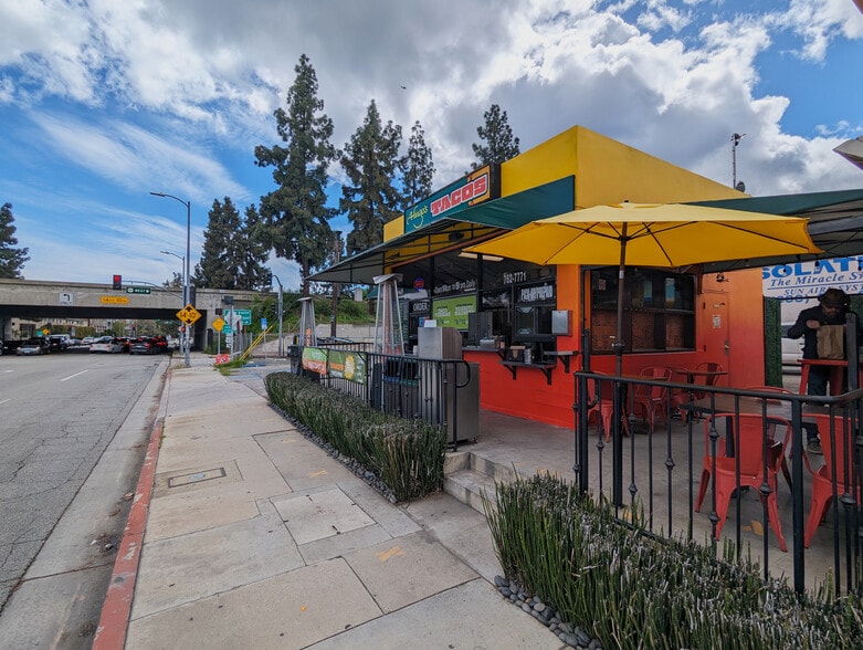 12900 Riverside Dr, Sherman Oaks, CA for lease - Building Photo - Image 3 of 9