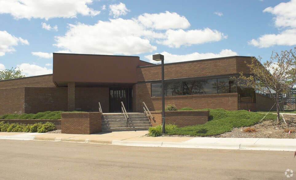 1809 James P Cole Blvd, Flint, MI à vendre - Photo du bâtiment - Image 2 de 8