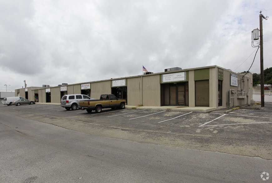 7102-7176 Oaklawn Dr, San Antonio, TX for lease - Building Photo - Image 1 of 9