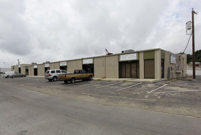 Plus de détails pour 7102-7176 Oaklawn Dr, San Antonio, TX - Local d'activités à louer