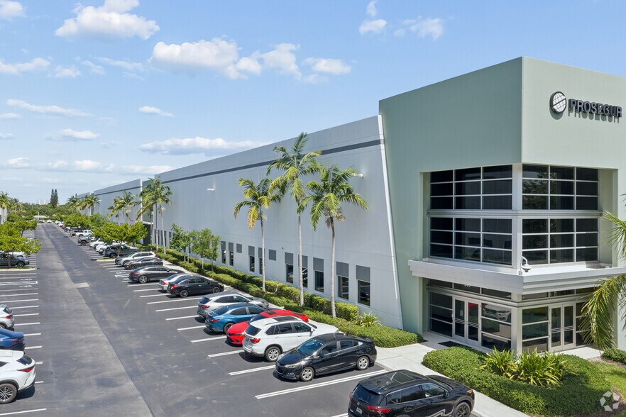 600 Hillsboro Technology Dr, Deerfield Beach, FL à louer - Photo du bâtiment - Image 3 de 9