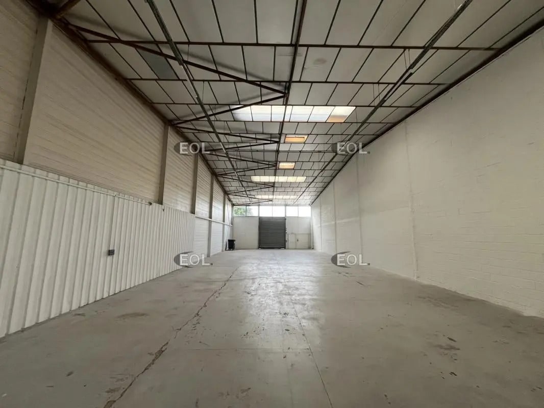 Flex in Coignières for lease Building Photo- Image 1 of 8