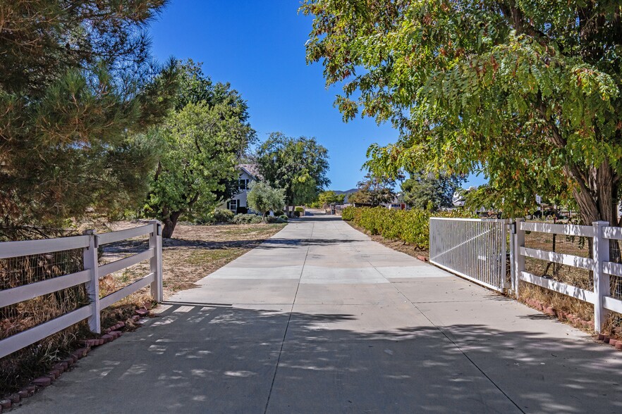 40065 90th St W, Leona Valley, CA for sale - Primary Photo - Image 3 of 36