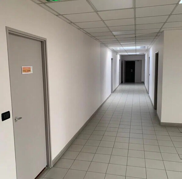 Office in Aubagne for lease - Building Photo - Image 3 of 4