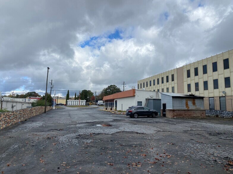 2501 Chamblee Tucker Rd, Chamblee, GA à vendre - Photo du bâtiment - Image 3 de 12