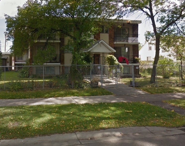 11729 90 NW St, Edmonton, AB à vendre - Photo du bâtiment - Image 2 de 3