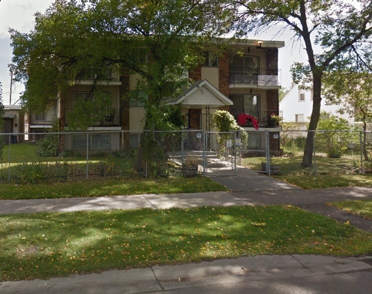 11729 90 NW St, Edmonton, AB à vendre - Photo du bâtiment - Image 2 de 3