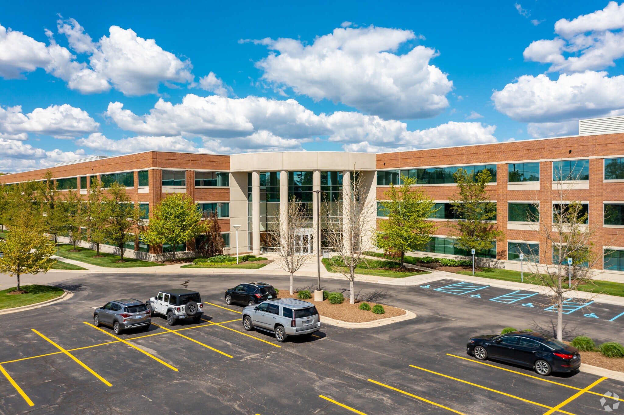 27555 Executive Dr, Farmington Hills, MI à louer Photo du bâtiment- Image 1 de 13