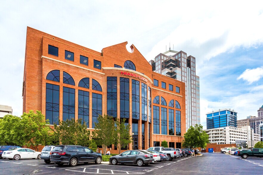 333 N Greene St, Greensboro, NC à louer - Photo du bâtiment - Image 1 de 1