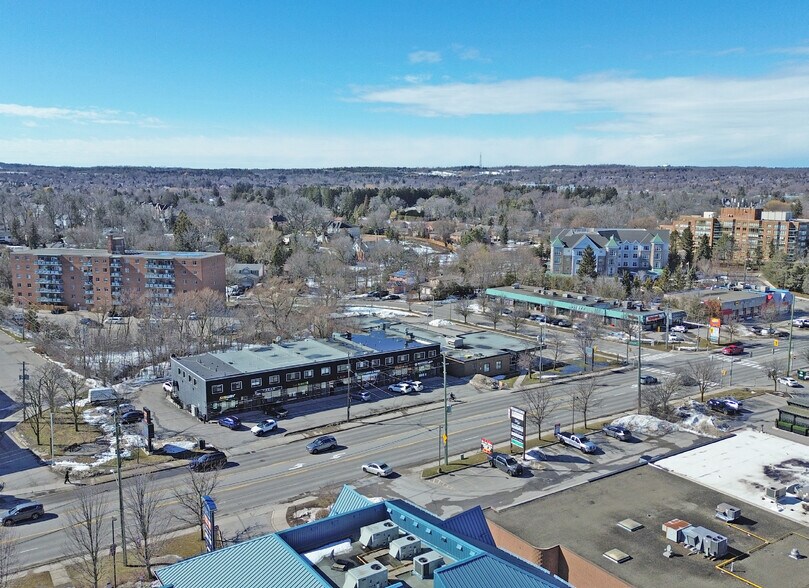 14810 Yonge St, Aurora, ON à vendre - Photo du bâtiment - Image 2 de 9