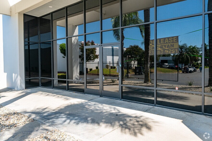 1137 E Philadelphia St, Ontario, CA à louer - Photo du bâtiment - Image 2 de 4