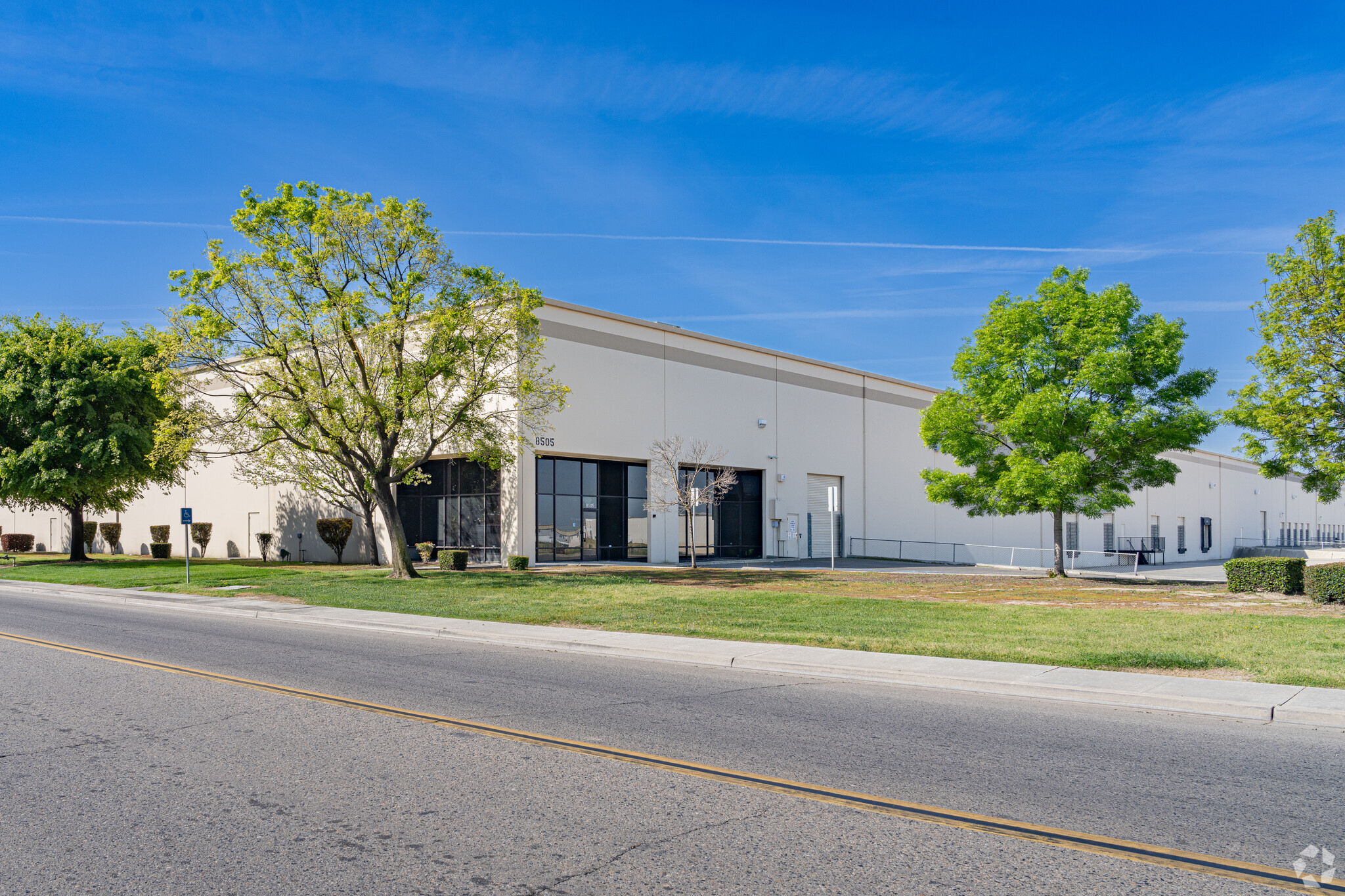 8505 W Doe Ave, Visalia, CA à louer Photo du bâtiment- Image 1 de 7